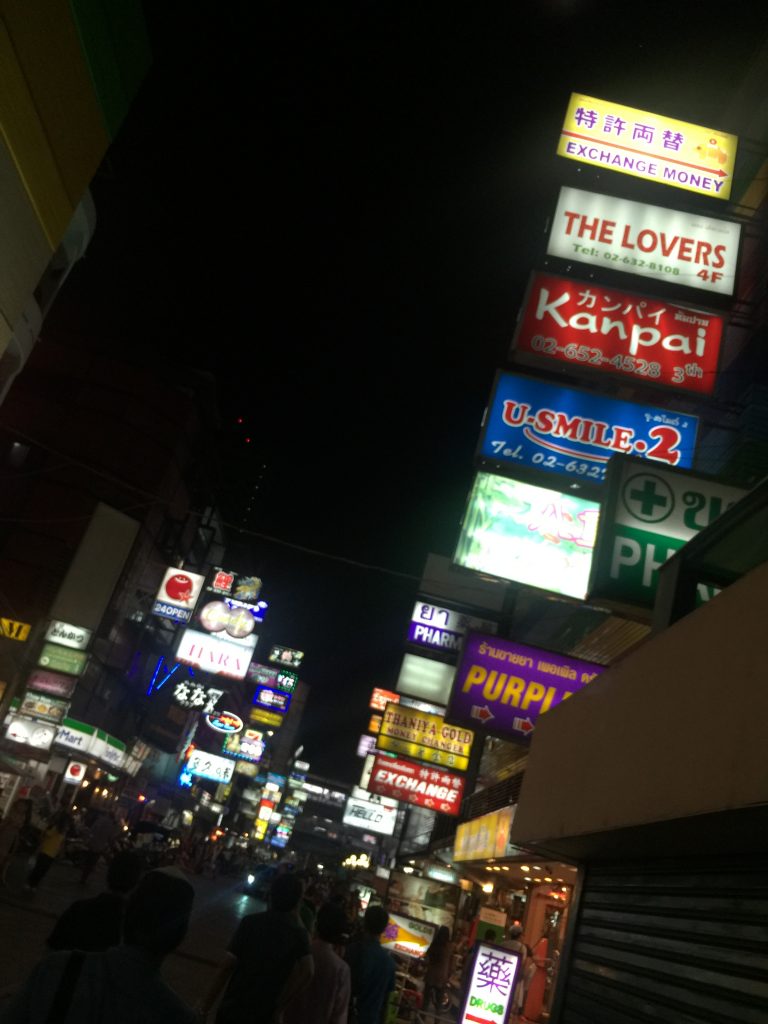 タニヤ,パッポン,ソイカウボーイ,ナナプラザ,タイ,タイ旅行,バンコク,旅行,影響,現在,様子,黒い服,SNS,アイコン,白黒,黒色,商店,スーパー,市場,バー,ゴーゴーバー,カラオケ,レストラン,マッサージ,今後の影響,不透明,テロ,警戒,警察の発表,注意