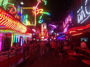 タニヤ,パッポン,ソイカウボーイ,ナナプラザ,タイ,タイ旅行,バンコク,旅行,影響,現在,様子,黒い服,SNS,アイコン,白黒,黒色,商店,スーパー,市場,バー,ゴーゴーバー,カラオケ,レストラン,マッサージ,今後の影響,不透明,テロ,警戒,警察の発表,注意