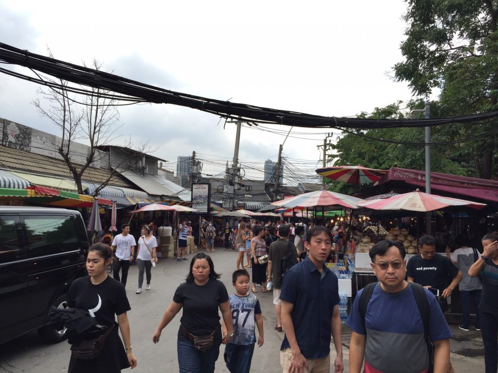 thai,thailand,bangkok,タイランド,タイ,バンコク,現在,状況,情報,海外,旅行,サッカー,歓楽街,バー,カラオケ,タニヤ,スクンビット,ナナプラザ,ソイカウボーイ,パッポン,ゴーゴーバー,レストラン,飲食店,観光客,チャトゥチャックウィークエンドマーケット,JJモール,黒い服,服喪,喪に服す,哀悼の意,海外旅行,状況,テロ,警戒,プミポン国王,崩御,死去,影響