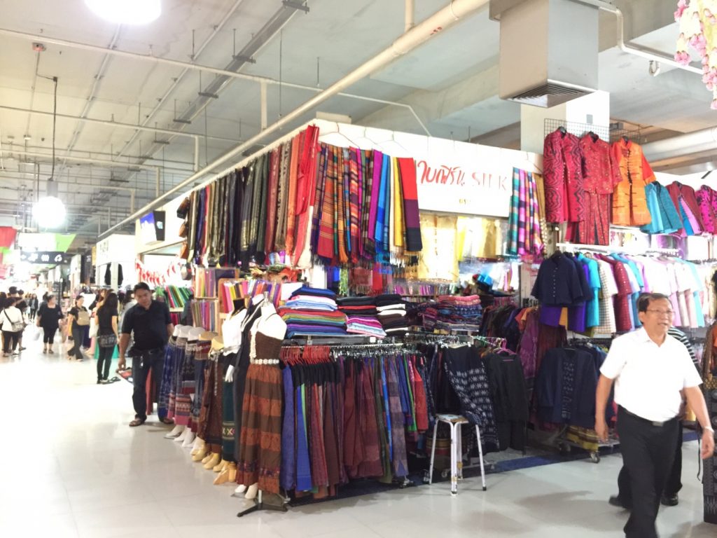 thai,thailand,bangkok,タイランド,タイ,バンコク,現在,状況,情報,海外,旅行,サッカー,歓楽街,バー,カラオケ,タニヤ,スクンビット,ナナプラザ,ソイカウボーイ,パッポン,ゴーゴーバー,レストラン,飲食店,観光客,チャトゥチャックウィークエンドマーケット,JJモール,黒い服,服喪,喪に服す,哀悼の意,海外旅行,状況,テロ,警戒,プミポン国王,崩御,死去,影響