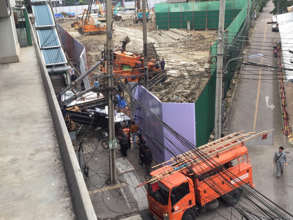 スクンビット,通り,駅,プラカノン,クレーン,大型,事故,転倒,交通,規制,オンヌット,火災,Sukhumvit,Phra Khanong