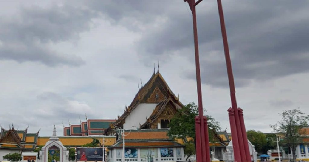 ジャイアントスイング,ワット・スタット,Wat Suthat,タイ,バンコク,観光,寺院,宗教施設,お寺,大仏,巨大ブランコ,行き方,説明,タイ語,英語