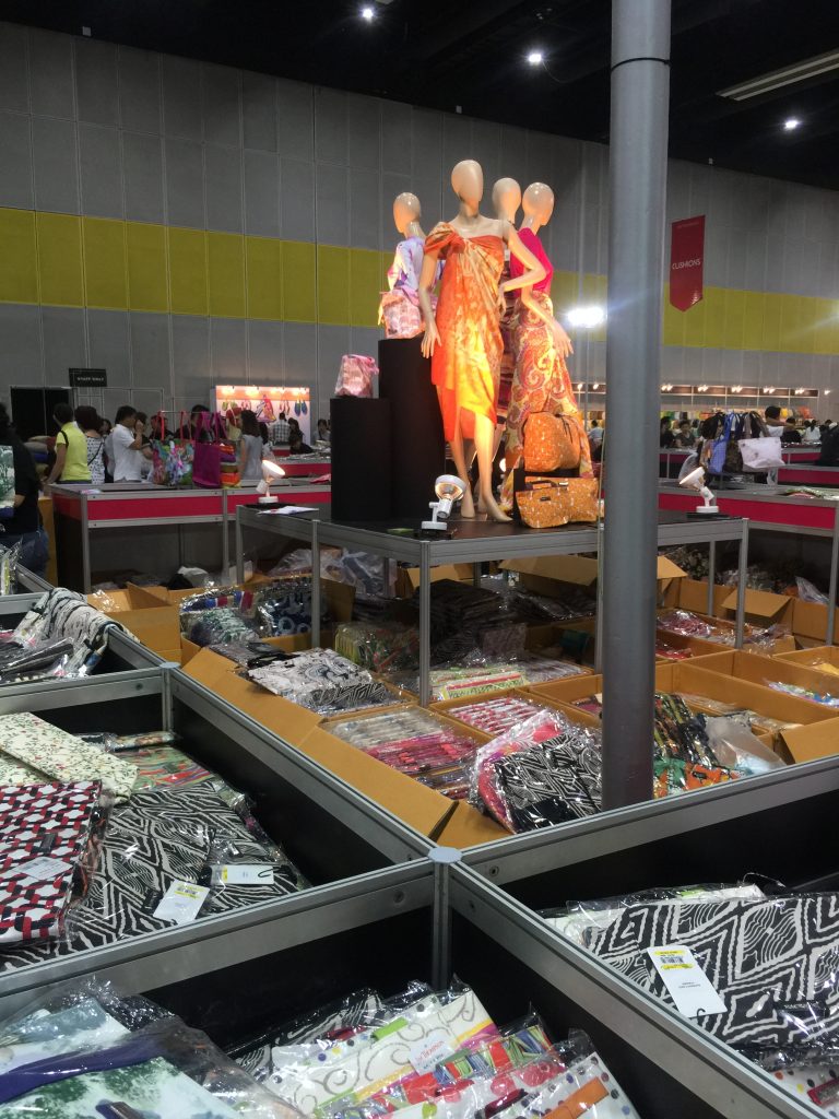 タイ旅行,バンコク旅行,お土産,タイシルク,ジムトンプソン,セール,バーゲン,バイテック,バイテック,バンナー,場所,行き方,タクシー,住所,子供服,服,シルク,BITEC,JIM THOMPSON SALE