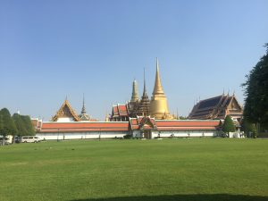 服装,外国人,日本人,所要時間,パスポート,プミポン,国王,観光,崩御,死去,王宮寺院,ワット・プラケオ,ワット・プラシーラッタナサーサダーラーム,エメラルド寺院,Wat Phrakeaw,Wat Phra Sri Rattana Satsadaram,Temple of the Emerald Buddha,タイ,バンコク,お寺,寺院,観光,宗教施設,行き方,説明,タイ語,住所