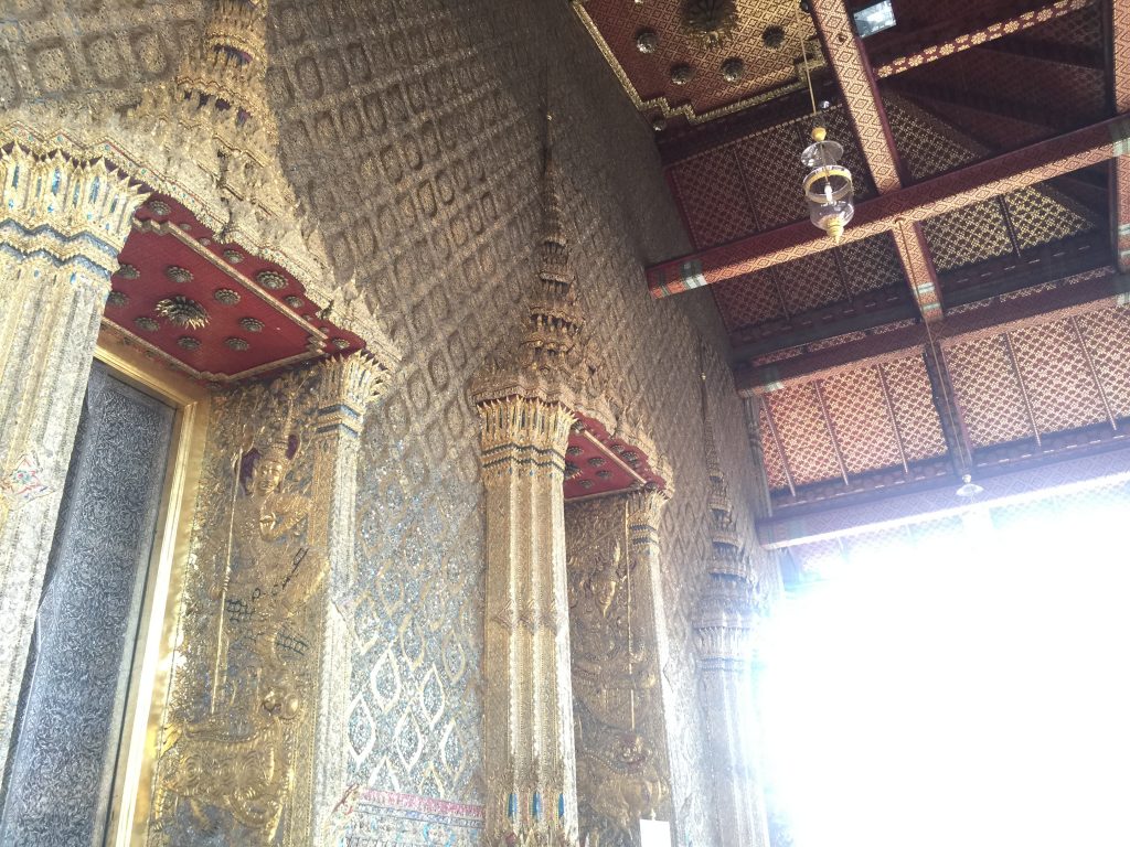 服装,外国人,日本人,所要時間,パスポート,プミポン,国王,観光,崩御,死去,王宮寺院,ワット・プラケオ,ワット・プラシーラッタナサーサダーラーム,エメラルド寺院,Wat Phrakeaw,Wat Phra Sri Rattana Satsadaram,Temple of the Emerald Buddha,タイ,バンコク,お寺,寺院,観光,宗教施設,行き方,説明,タイ語,住所