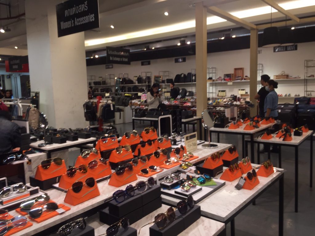 タイ,バンコク,バーゲン,割引,BigSALE,2016,2017,セントラル,セントラルチットロム,チットロム駅,CENTRAL HOTTEST FASHION CLEARANCE, SALE,Central Chidlom,エラワン廟,セントラルワールド,セントラルエンバシー,エビス,ジーンズ,ワコール,EVIS,Wacoal,情報,ショッピング,ショッピングモール