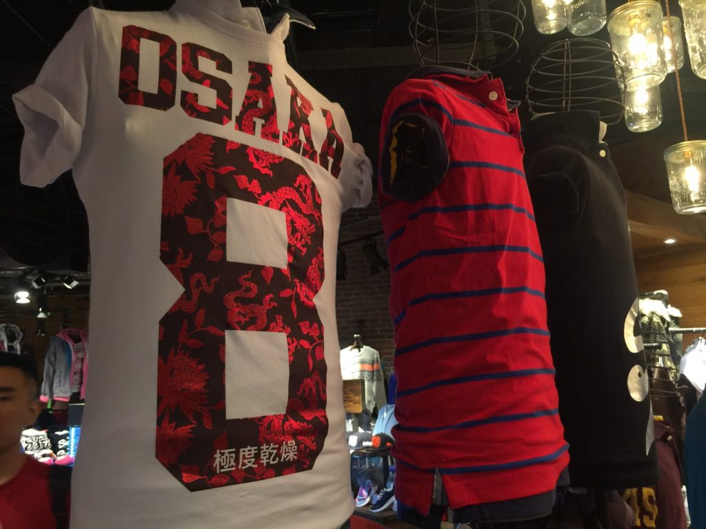 Superdry,極度乾燥,極度乾燥(しなさい),タイ,バンコク,ショップ,タイ人,アパレル,ブランド,セレブ,有名人,Tシャツ,