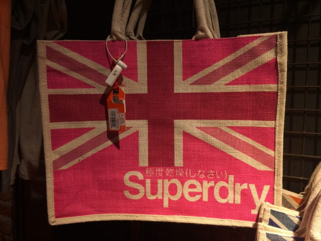 Superdry,極度乾燥,極度乾燥(しなさい),タイ,バンコク,ショップ,タイ人,アパレル,ブランド,セレブ,有名人,Tシャツ,