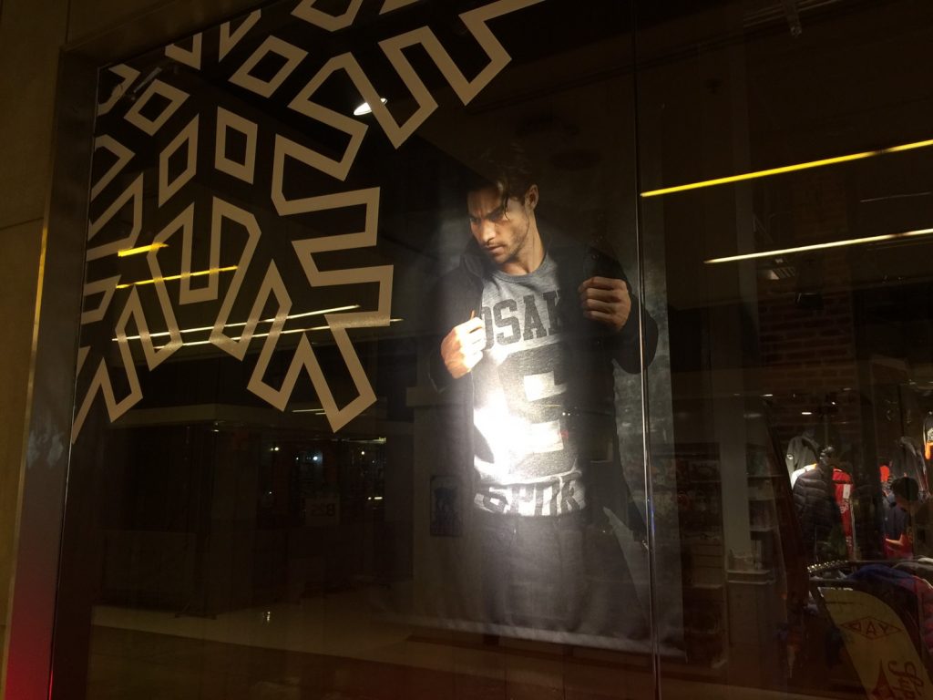 Superdry,極度乾燥,極度乾燥(しなさい),タイ,バンコク,ショップ,タイ人,アパレル,ブランド,セレブ,有名人,Tシャツ,