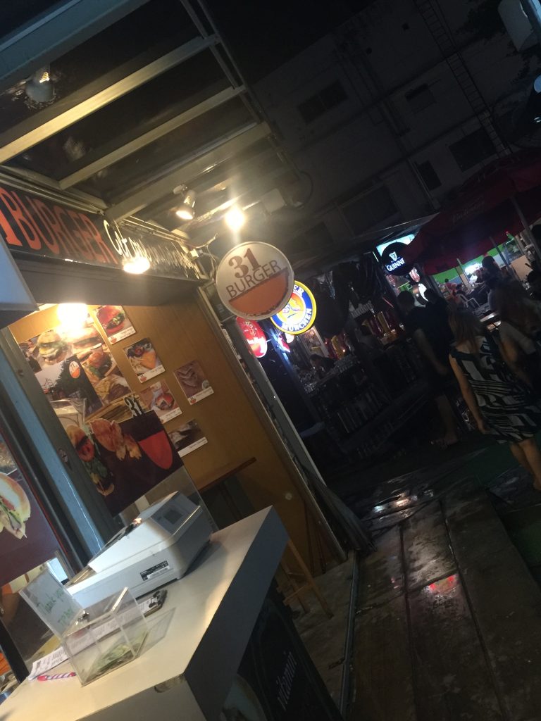 W Market,バンコク,おすすめ,ビアガーデン,プラカノン,プラカノン広場,おいしい,ビアホール,屋外,レストラン,スクンビット,W District