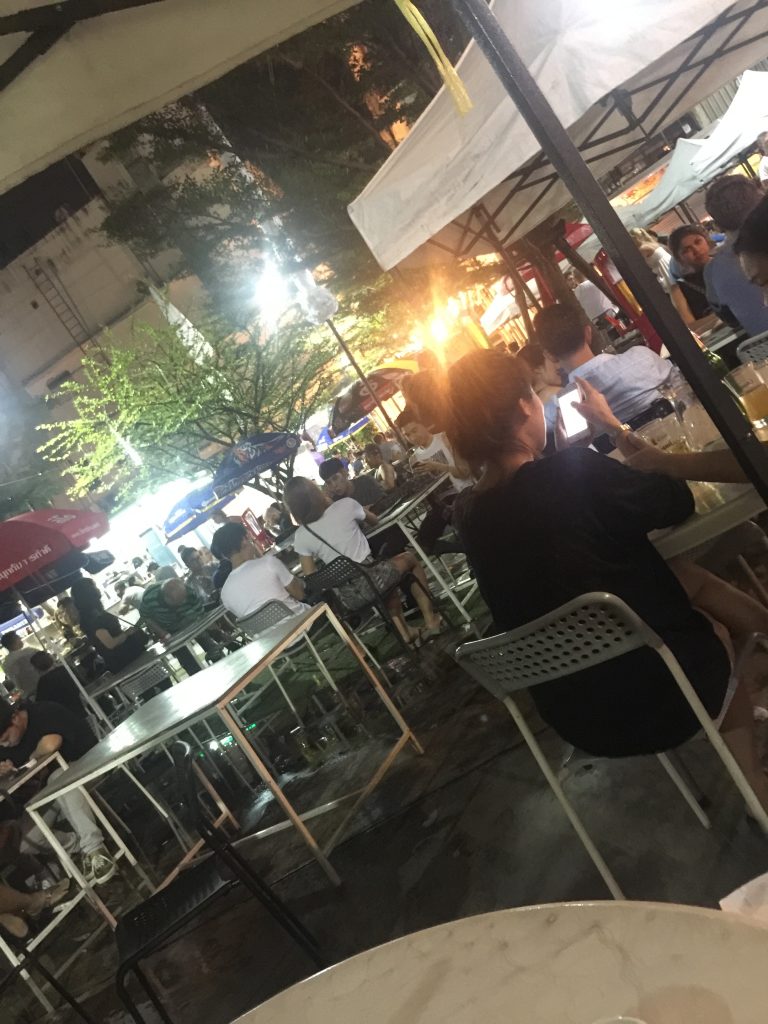 W Market,バンコク,おすすめ,ビアガーデン,プラカノン,プラカノン広場,おいしい,ビアホール,屋外,レストラン,スクンビット,W District