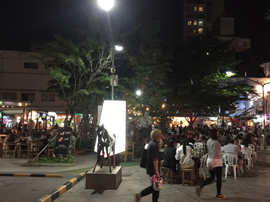 W Market,バンコク,おすすめ,ビアガーデン,プラカノン,プラカノン広場,おいしい,ビアホール,屋外,レストラン,スクンビット,W District