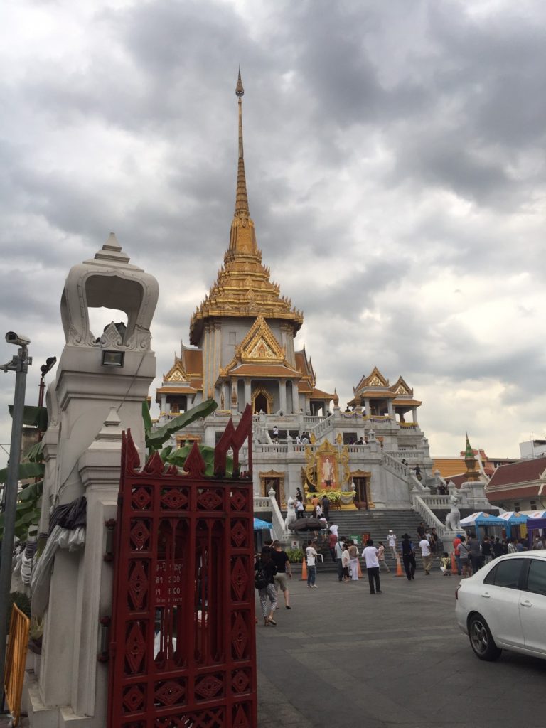 タイ,ヤワラート,バンコク,寺院,宗教施設,ワットトライミット,黄金仏寺院,観光,行き方,説明,住所,タクシー,Wat Trimit,The Golden Buddha Temple,วัดไตรมิตรวิทยารามวรวิหาร,中華街,服装,フアランポーン