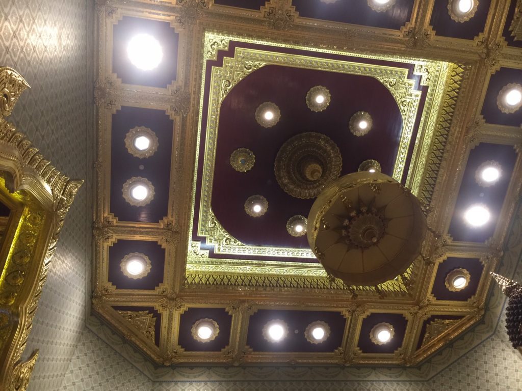 タイ,ヤワラート,バンコク,寺院,宗教施設,ワットトライミット,黄金仏寺院,観光,行き方,説明,住所,タクシー,Wat Trimit,The Golden Buddha Temple,วัดไตรมิตรวิทยารามวรวิหาร,中華街,服装,フアランポーン