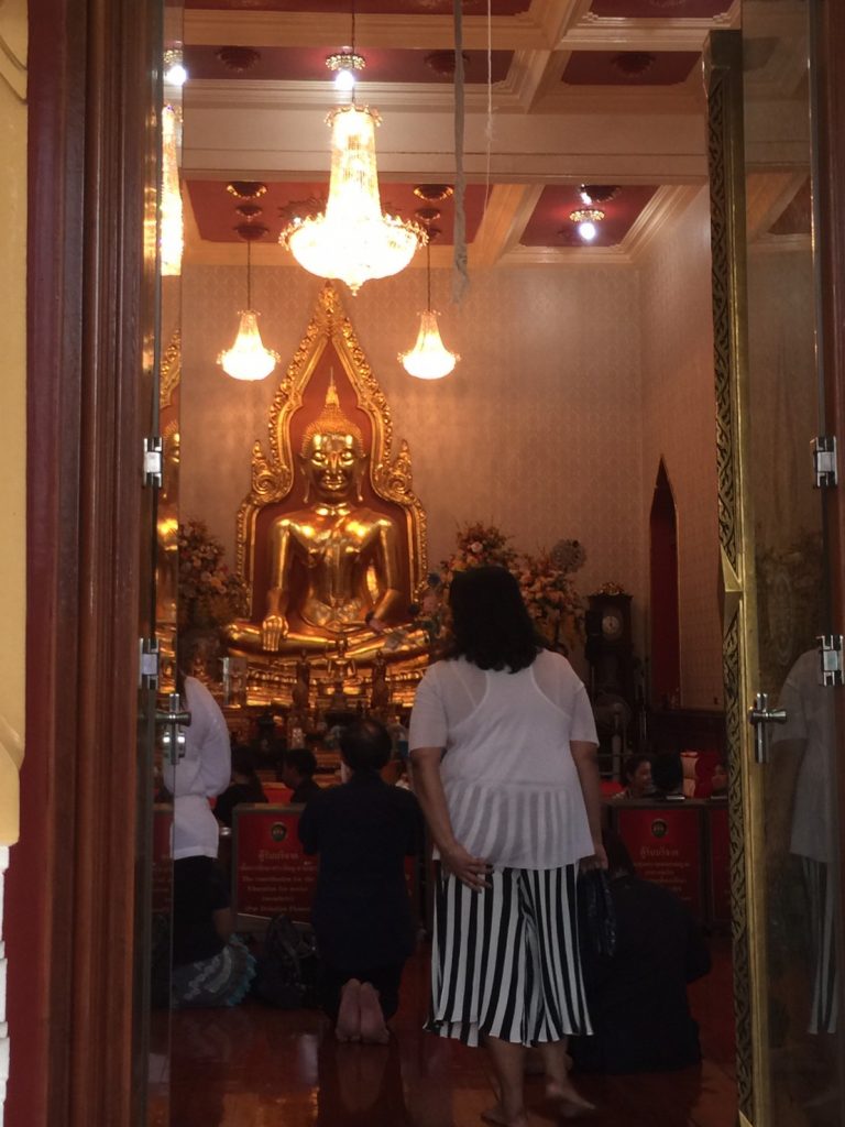 タイ,ヤワラート,バンコク,寺院,宗教施設,ワットトライミット,黄金仏寺院,観光,行き方,説明,住所,タクシー,Wat Trimit,The Golden Buddha Temple,วัดไตรมิตรวิทยารามวรวิหาร,中華街,服装,フアランポーン