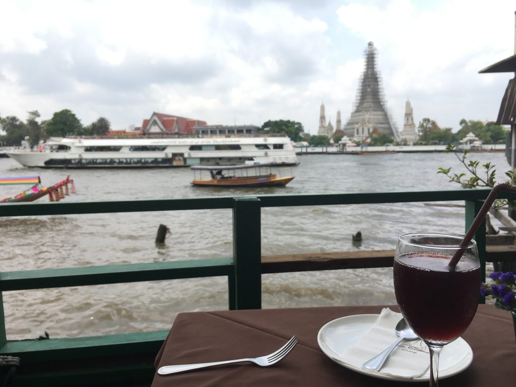 The Deck,Arun Residence,ザ デック,アルンレジデンス,タイ,旅行,バンコク,観光,三大寺院,ワットポー,涅槃寺院,ワットプラケオ,王宮,エメラルド寺院,ワットアルン,暁の寺院,レストラン,おすすめ,眺め,絶景,チャオプラヤー川