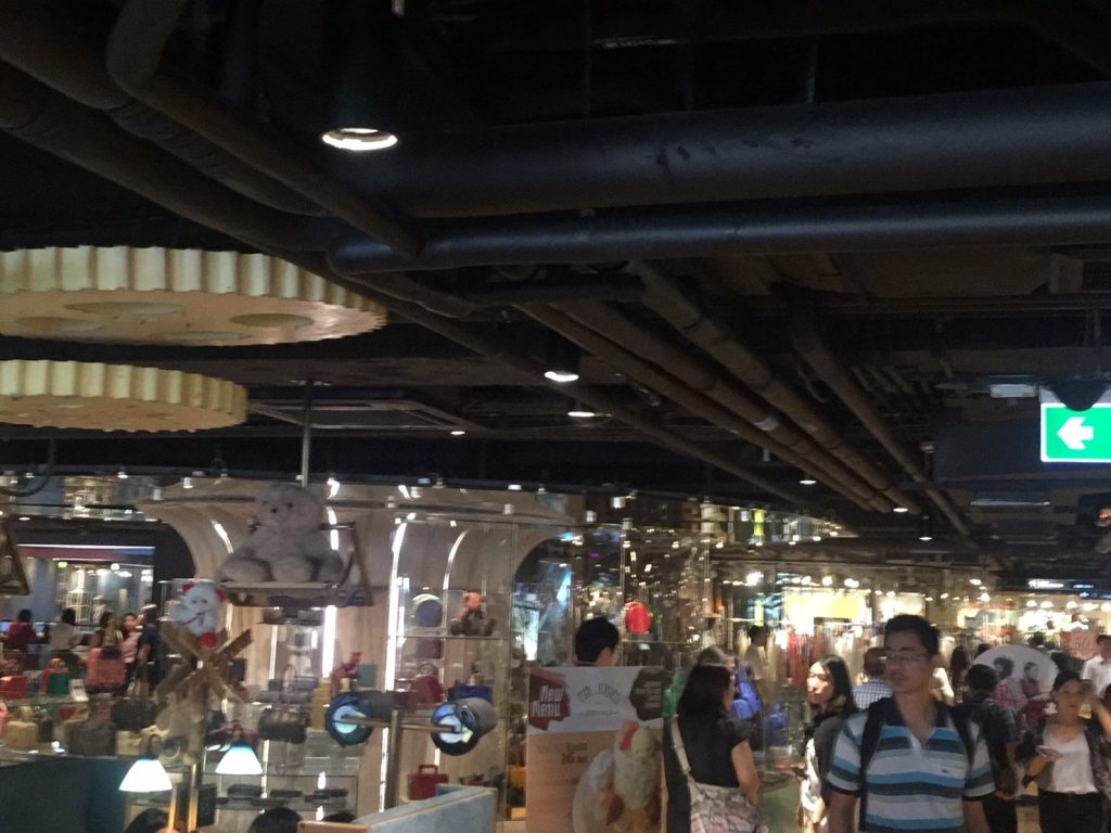 Siam Center,サイアムセンター,行き方,説明,タイ語,住所,ショッピングモール,ショッピング,買い物,タイの若者,人気