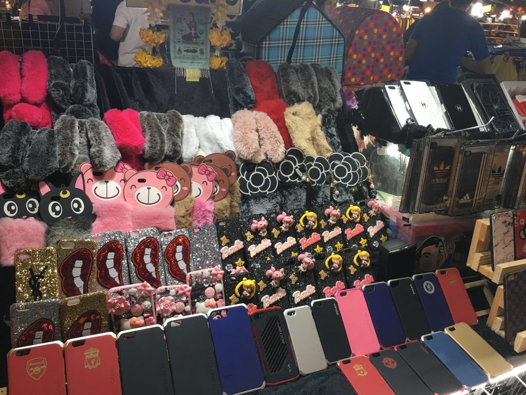 ローカル,市場,マーケット,若者,タイ,バンコク,ラムイントラ,ナイトマーケット,リアップ ドゥアン ナイトマーケット,Talad Liab Duan Night Market by the Highway,プラディットマヌタム