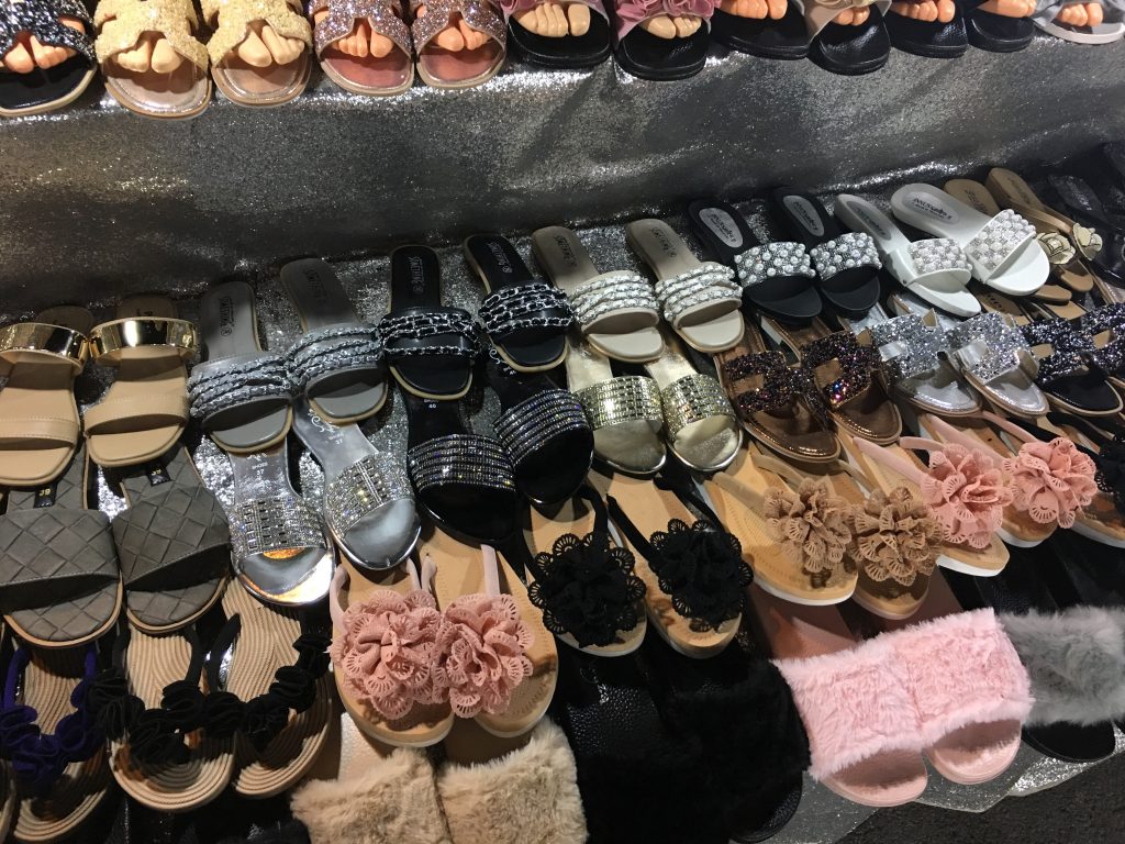 ローカル,市場,マーケット,若者,タイ,バンコク,ラムイントラ,ナイトマーケット,リアップ ドゥアン ナイトマーケット,Talad Liab Duan Night Market by the Highway,プラディットマヌタム