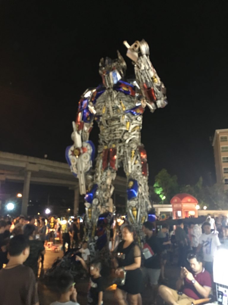 ローカル,市場,マーケット,若者,タイ,バンコク,ラムイントラ,ナイトマーケット,リアップ ドゥアン ナイトマーケット,Talad Liab Duan Night Market by the Highway,プラディットマヌタム