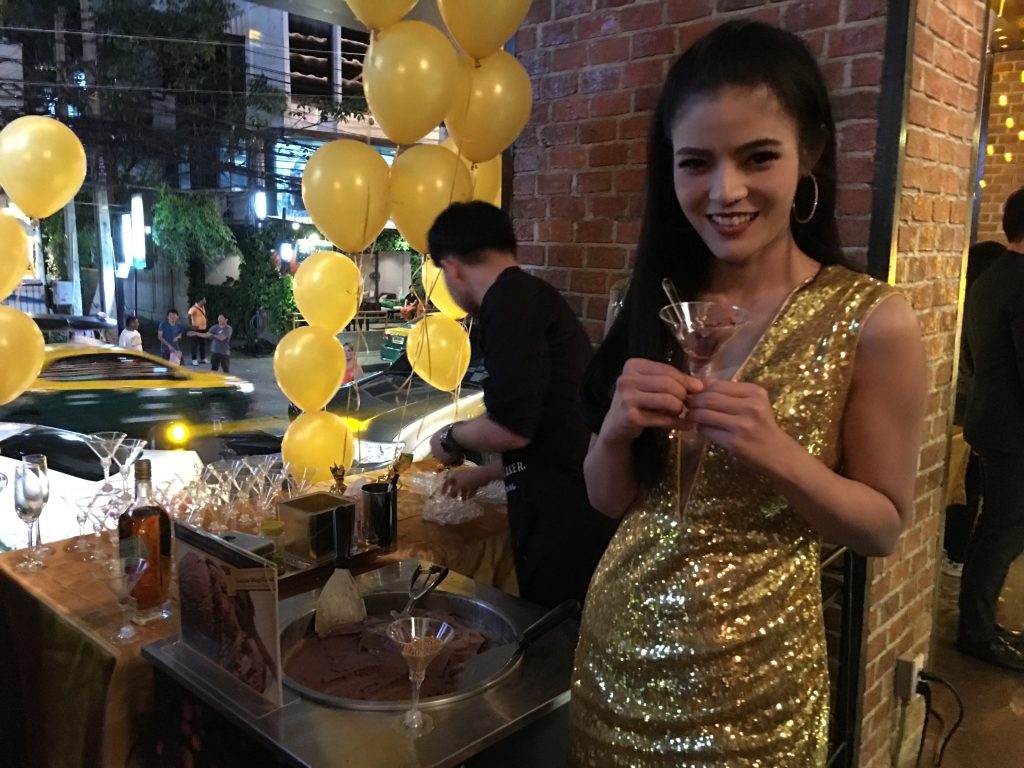 タイ,人デート,Alex Brasserie,NaNa,ナナ駅,レストラン,アレックスブラッスリー,デート,おすすめ,雰囲気,ハウスミュージック,オープン