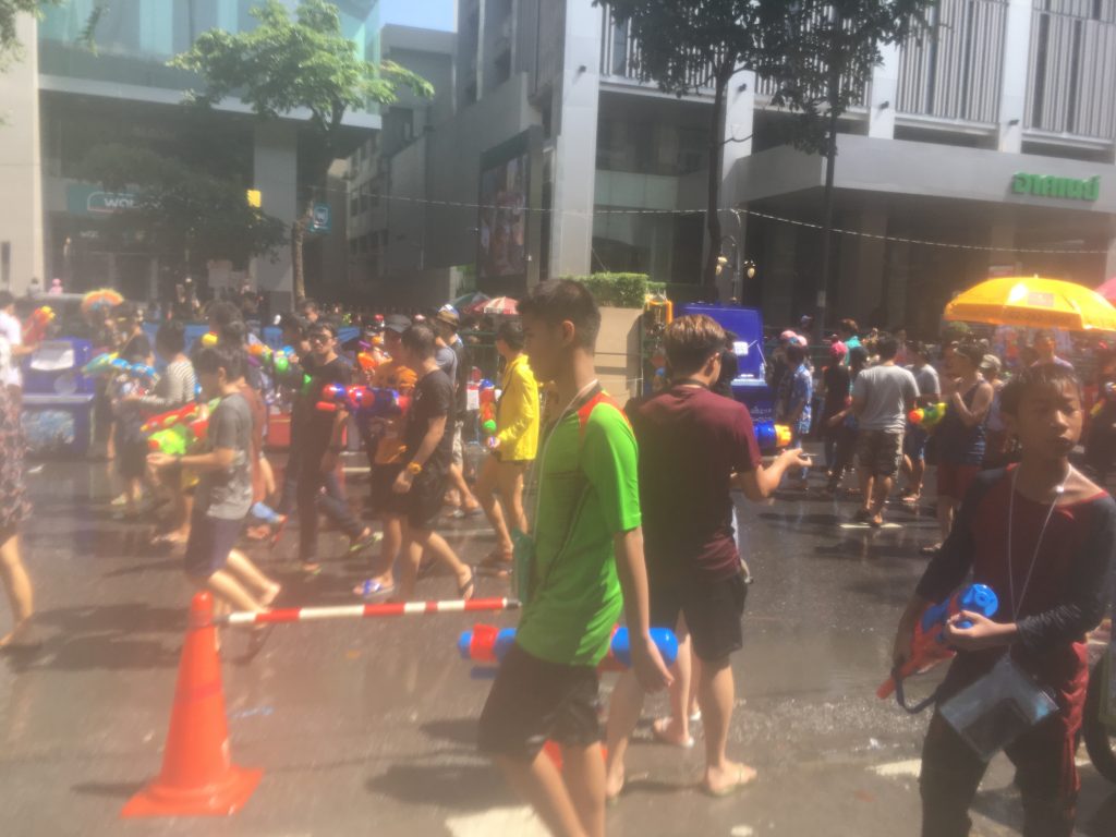 タイ,旅行,バンコク,ソンクラーン,シーロム,正月,水かけ祭り,無礼講,お祭り,ソンクラン,Songkran,2017年