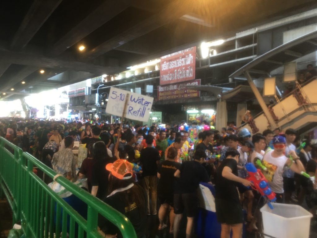タイ,旅行,バンコク,ソンクラーン,シーロム,正月,水かけ祭り,無礼講,お祭り,ソンクラン,Songkran,2017年