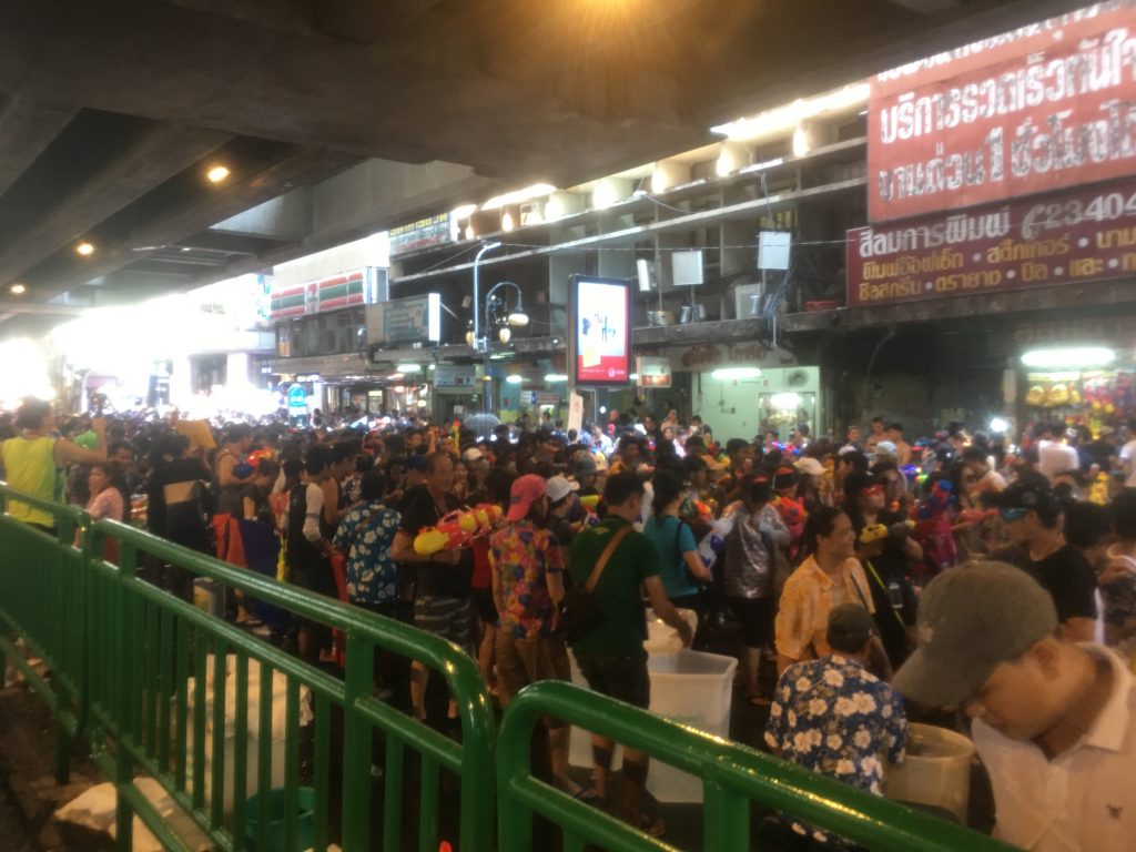 タイ,旅行,バンコク,ソンクラーン,シーロム,正月,水かけ祭り,無礼講,お祭り,ソンクラン,Songkran,2017年