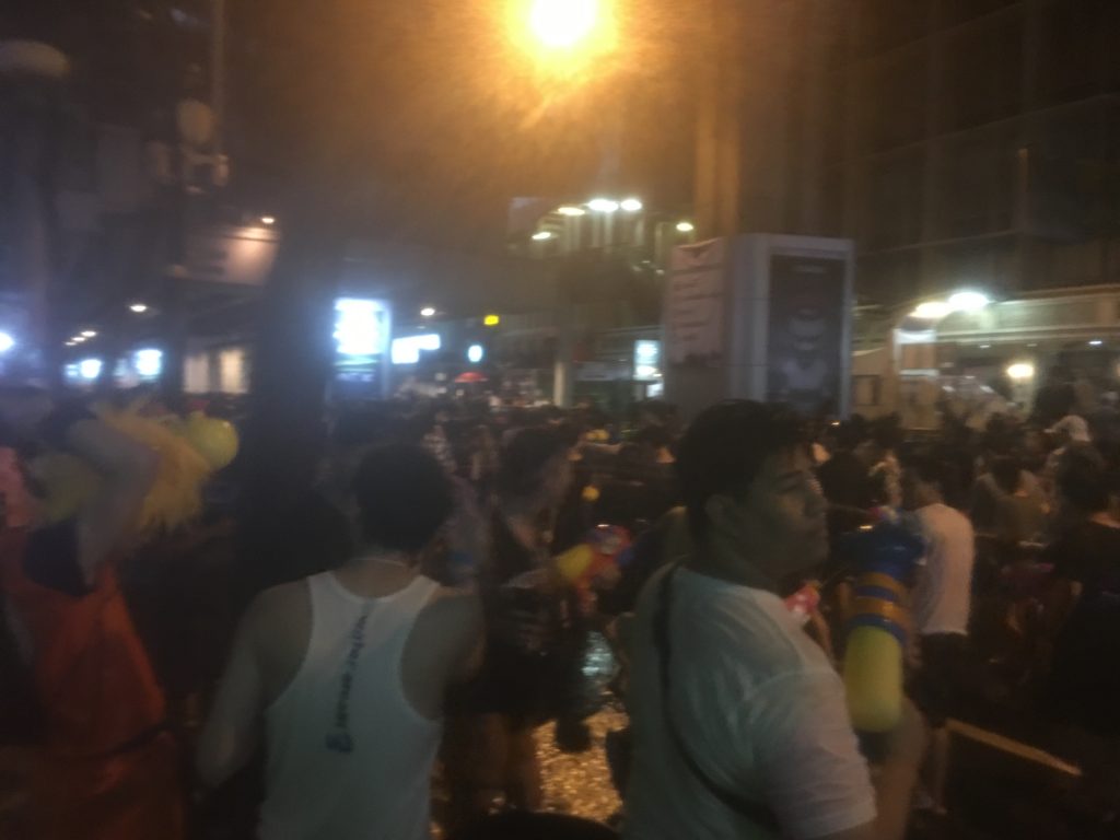 タイ,旅行,バンコク,ソンクラーン,シーロム,正月,水かけ祭り,無礼講,お祭り,ソンクラン,Songkran,2017年
