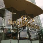 2017年5月タイ旅行に来た友人とサイアム駅にあるタイで一番有名なショッピングモール サイアムパラゴン(Siam Paragon)に行ってきました。お目当てはアロマ系のフレグランスやタイの雑貨等の土産物でした。そしてNaRaYaのリボンバッグ。地下のフードコートも散策して大満足。場所はBTSサイアム駅直結