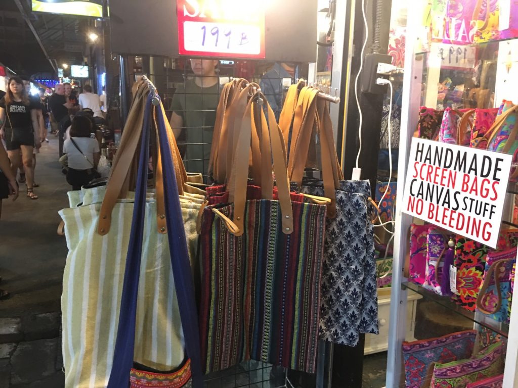 Talat Rotfai Ratchada,タラートロットファイ・ラチャダー,タイ,バンコク,ナイトマーケット,市場,ラチャダー,タイランドカルチャーセンター駅,行き方,説明,住所