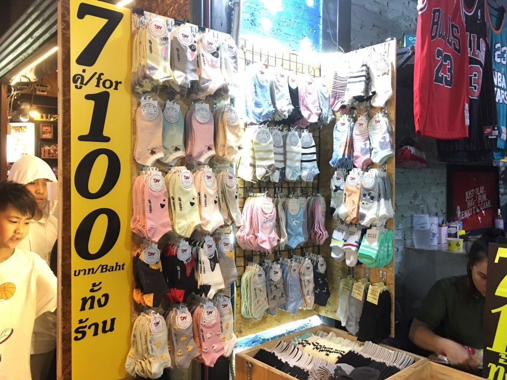 Talat Rotfai Ratchada,タラートロットファイ・ラチャダー,タイ,バンコク,ナイトマーケット,市場,ラチャダー,タイランドカルチャーセンター駅,行き方,説明,住所
