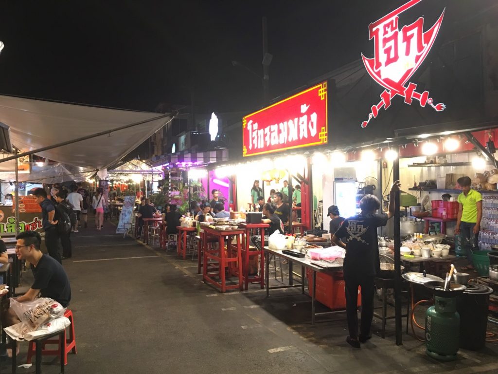Talat Rotfai Ratchada,タラートロットファイ・ラチャダー,タイ,バンコク,ナイトマーケット,市場,ラチャダー,タイランドカルチャーセンター駅,行き方,説明,住所