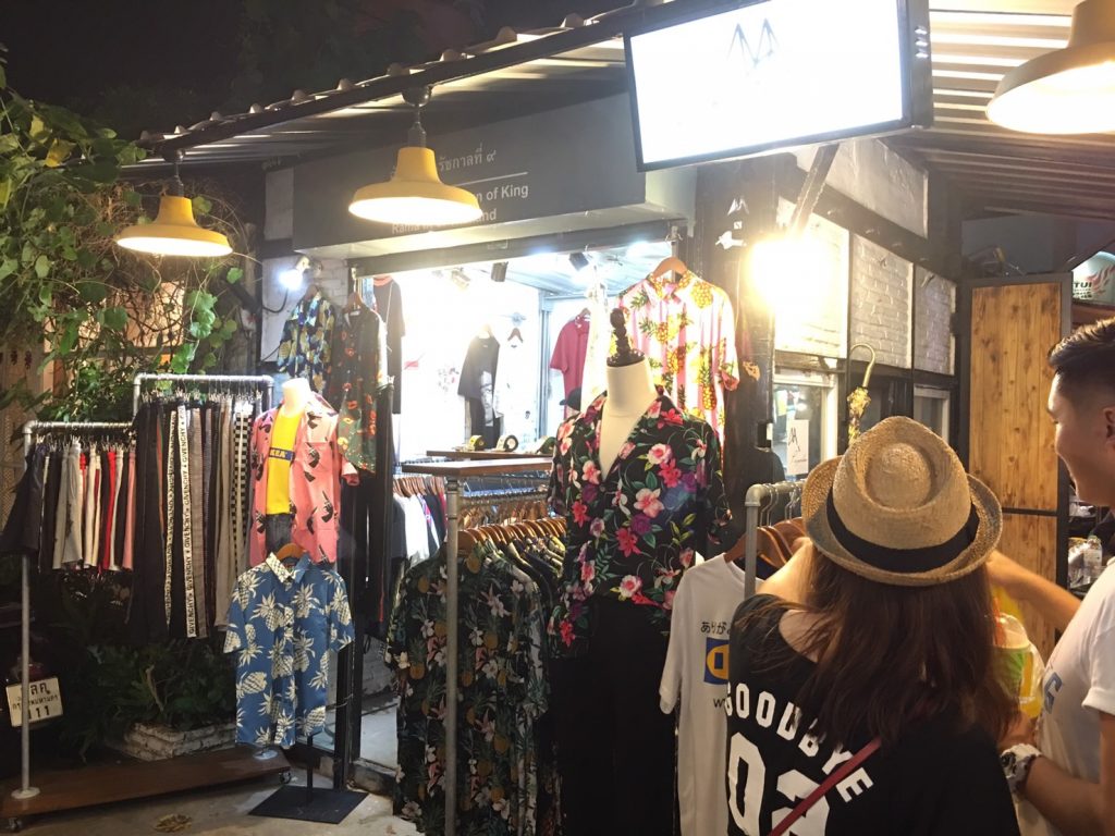 Talat Rotfai Ratchada,タラートロットファイ・ラチャダー,タイ,バンコク,ナイトマーケット,市場,ラチャダー,タイランドカルチャーセンター駅,行き方,説明,住所