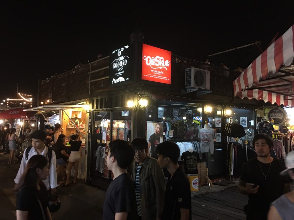Talat Rotfai Ratchada,タラートロットファイ・ラチャダー,タイ,バンコク,ナイトマーケット,市場,ラチャダー,タイランドカルチャーセンター駅,行き方,説明,住所
