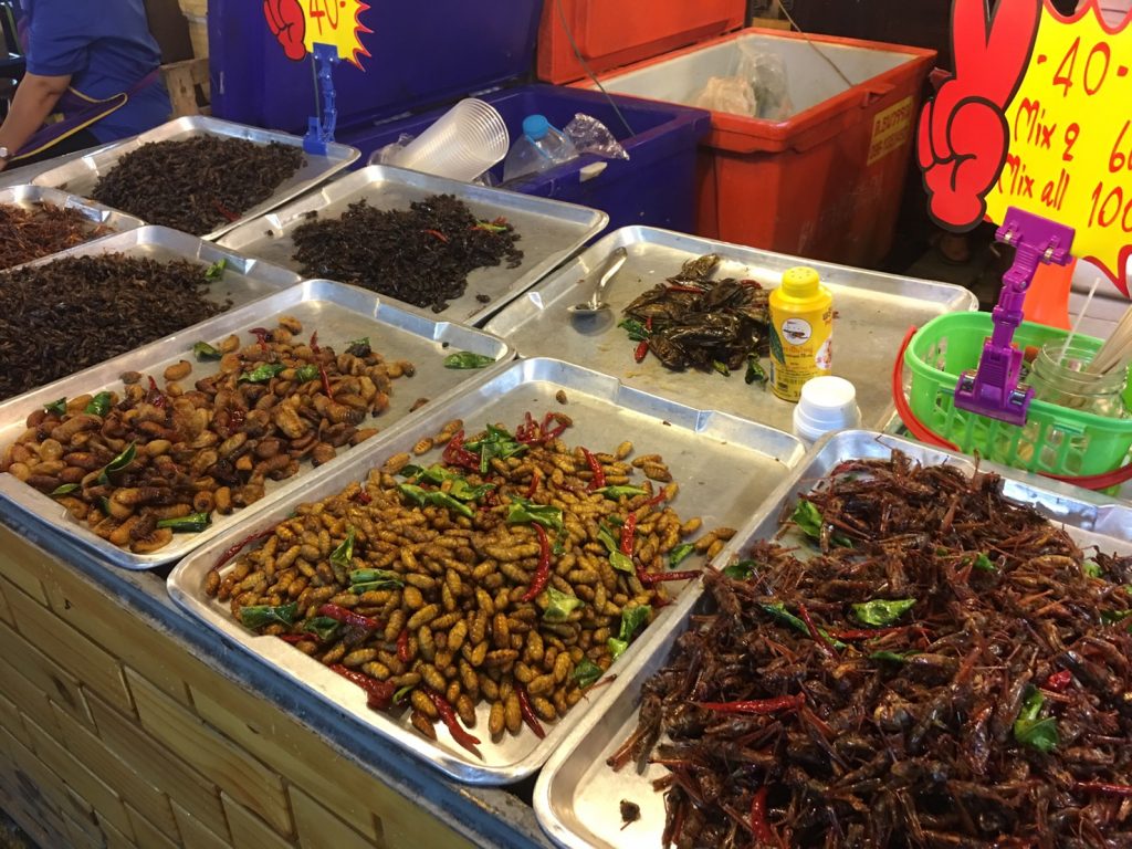 Talat Rotfai Ratchada,タラートロットファイ・ラチャダー,タイ,バンコク,ナイトマーケット,市場,ラチャダー,タイランドカルチャーセンター駅,行き方,説明,住所