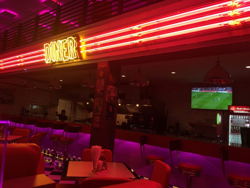 V8 Dinner,ナナ駅,NaNa,スクンビットソイ11,インサニティ,Insanity,アメリカンダイナー,バー,レストラン