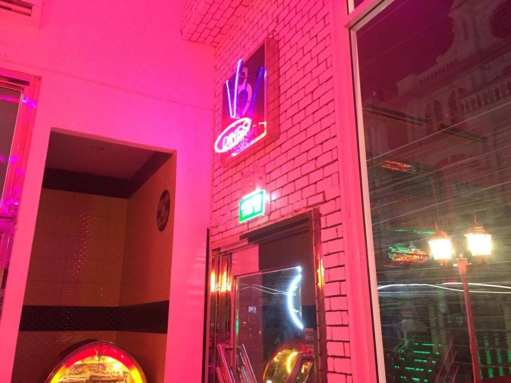 V8 Dinner,ナナ駅,NaNa,スクンビットソイ11,インサニティ,Insanity,アメリカンダイナー,バー,レストラン
