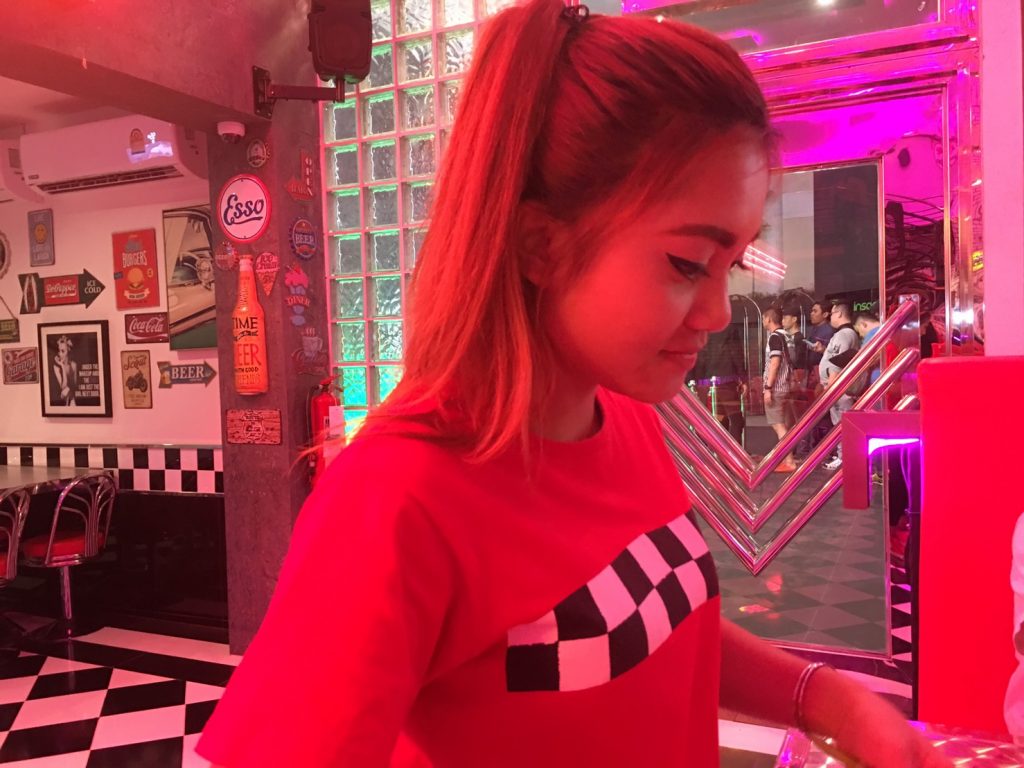 V8 Dinner,ナナ駅,NaNa,スクンビットソイ11,インサニティ,Insanity,アメリカンダイナー,バー,レストラン