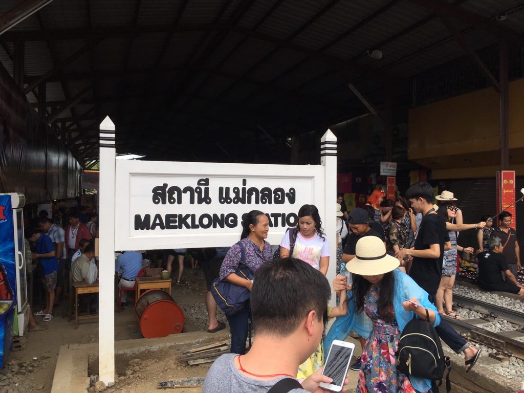 Mae Klong Market,メークロン市場,鉄道市場,タイ,バンコク,旅行,観光,おすすめ,行き方,住所,地図,説明,時刻表