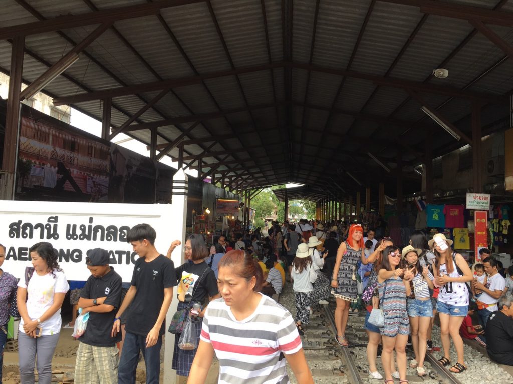 Mae Klong Market,メークロン市場,鉄道市場,タイ,バンコク,旅行,観光,おすすめ,行き方,住所,地図,説明,時刻表