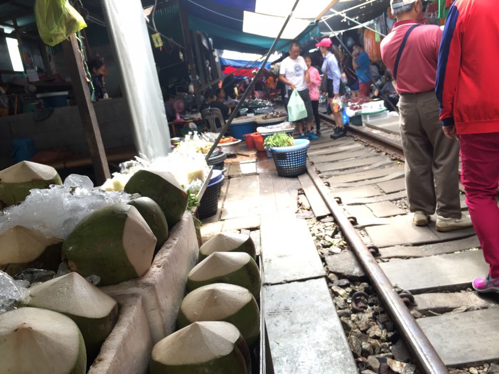 Mae Klong Market,メークロン市場,鉄道市場,タイ,バンコク,旅行,観光,おすすめ,行き方,住所,地図,説明,時刻表
