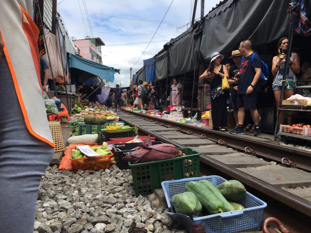 Mae Klong Market,メークロン市場,鉄道市場,タイ,バンコク,旅行,観光,おすすめ,行き方,住所,地図,説明,時刻表