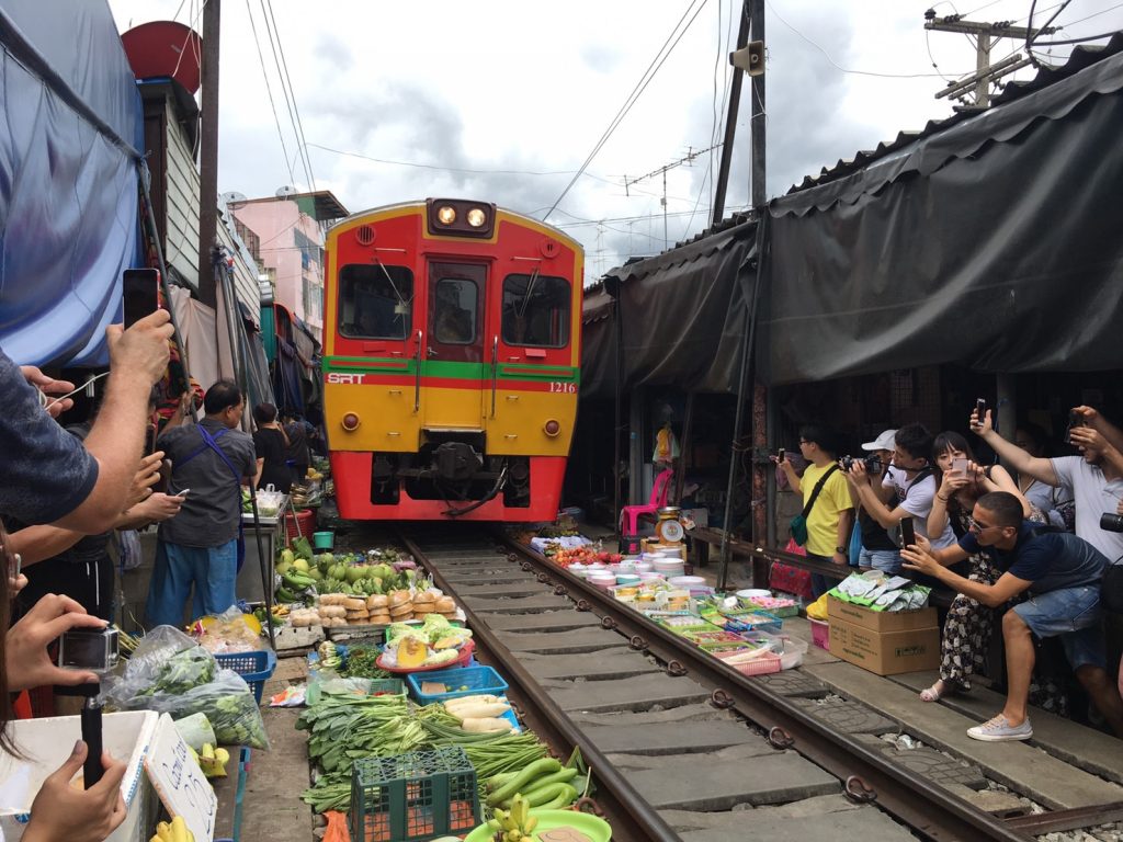 Mae Klong Market,メークロン市場,鉄道市場,タイ,バンコク,旅行,観光,おすすめ,行き方,住所,地図,説明,時刻表