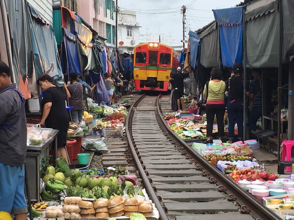 Mae Klong Market,メークロン市場,鉄道市場,タイ,バンコク,旅行,観光,おすすめ,行き方,住所,地図,説明,時刻表