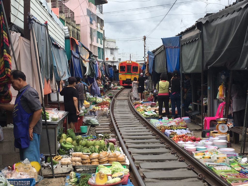 Mae Klong Market,メークロン市場,鉄道市場,タイ,バンコク,旅行,観光,おすすめ,行き方,住所,地図,説明,時刻表