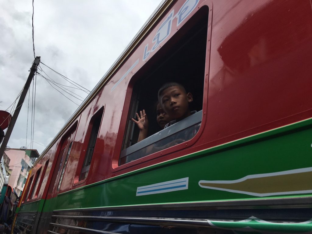 Mae Klong Market,メークロン市場,鉄道市場,タイ,バンコク,旅行,観光,おすすめ,行き方,住所,地図,説明,時刻表