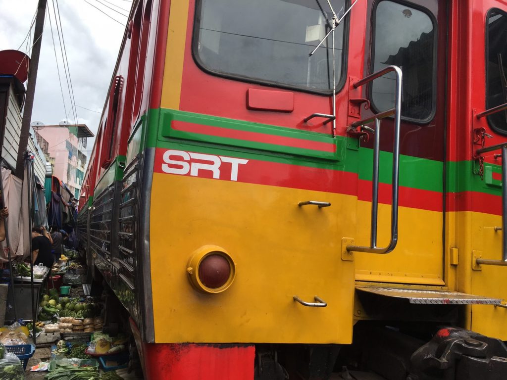Mae Klong Market,メークロン市場,鉄道市場,タイ,バンコク,旅行,観光,おすすめ,行き方,住所,地図,説明,時刻表