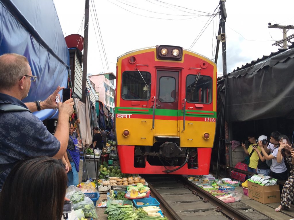 Mae Klong Market,メークロン市場,鉄道市場,タイ,バンコク,旅行,観光,おすすめ,行き方,住所,地図,説明,時刻表