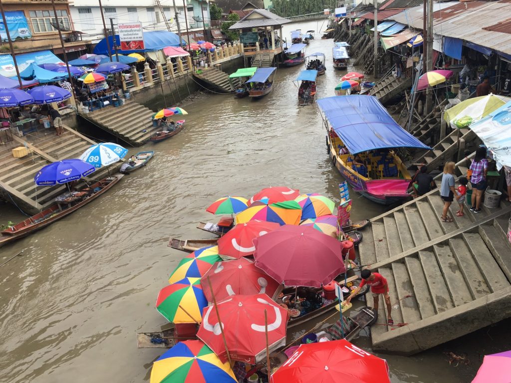 アンパワー水上マーケット,Amphawa Floating Market,ตลาดน้ำอัมพวา,タイ,バンコク,旅行,観光,スポット,水上マーケット,市場,ローカル市場,行き方,説明
